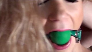 Cipka związana z knebelem 014 ballgagged + masturbacja dildo