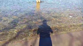 Pareja brasileña divirtiéndose en la playa parte 2
