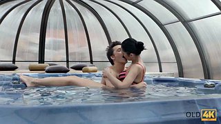 OLD4K. Starý muž je tu, aby pronikl do dívek upravených kundičky u bazénu: Missonary, Brunette & Pornstar Porn