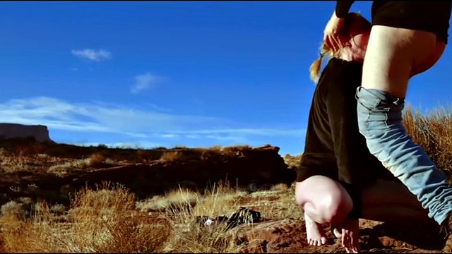 Rebel Rhyder, una ragazza BDSM dal culo grosso, si fa sbattere il culo nel vasto Western Wilderness