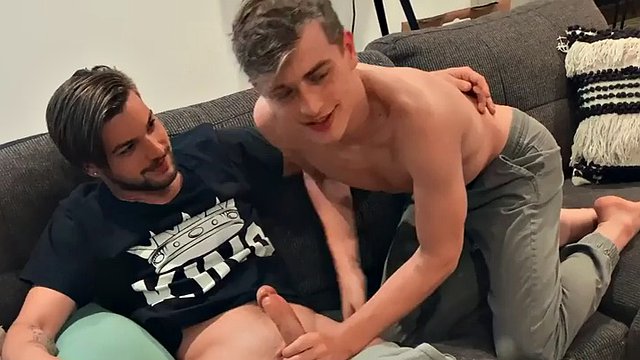 Dünner Amateur-Twink lutscht Schwanz, bevor er ohne Sattel gefickt wird