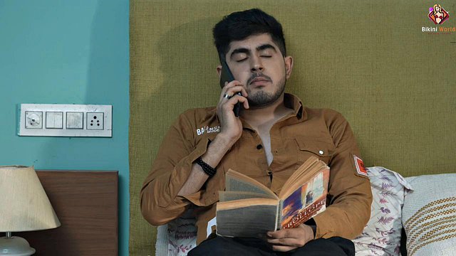 Insegnante bruna scopa gli studenti