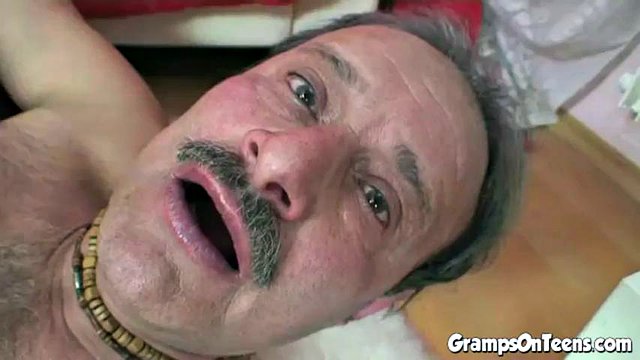Viejo chico mamada y follada linda chica