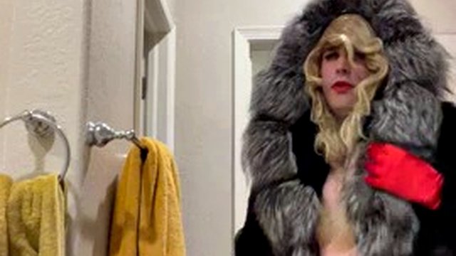 Crystal, une salope à fourrure trans, joue avec son manteau de fourrure de renard