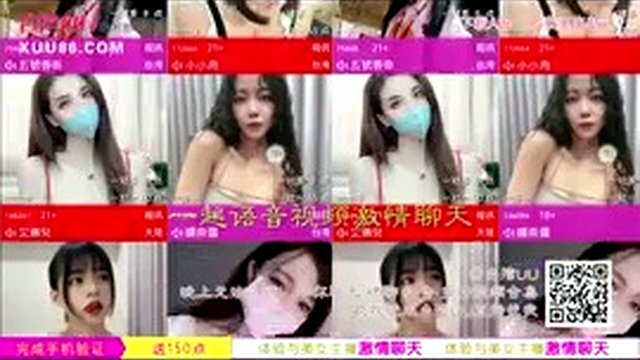 Die junge Mutter um den Umhang, nachdem er ein Bad genommen hatte und einen Film alleine gesehen hat