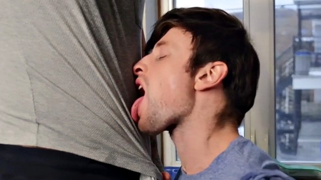 Arrogant tattooed jock fucks his ass to cumshot