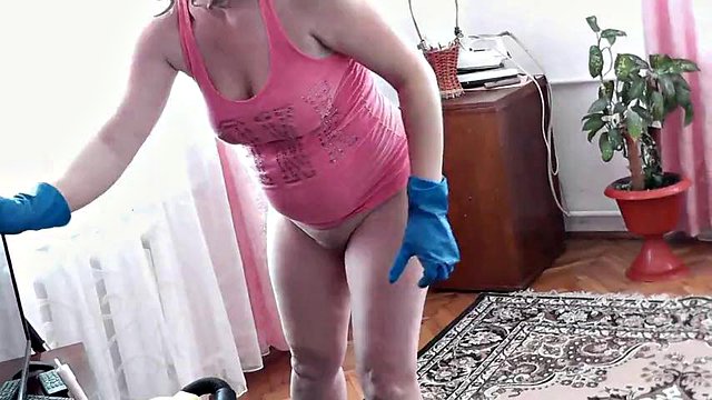 性感的金发清洁卧室，穿着内裤的T恤。赤裸的继父进入房间。老年和年轻。家庭裸体主义。禁忌公开