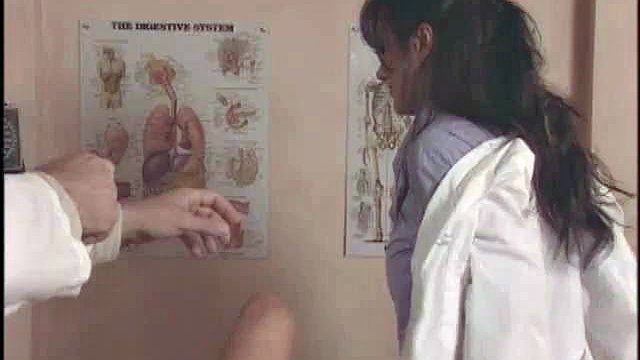 Dottore asiatico sexy: tette enormi, pompini e porno con ragazze