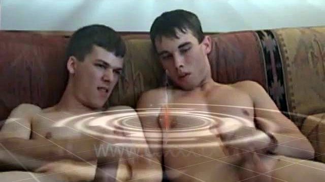 Matthew et Tapper sucent une bite