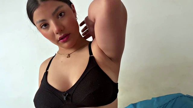 Je me douche avec ma jolie demi-soeur latina et elle me séduit, puis on baise très bien toutes les deux