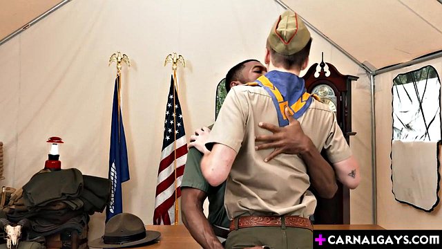 Sean Xavier Bareback livre le talentueux scout Zac Steele