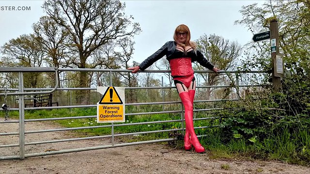 Tranny Gina all'aperto piscia, si masturba, posa