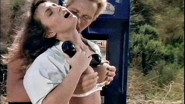 Ashlyn Gere smette di chiamare suo marito in un deserto, e mentre il cuckold parla sporco al telefono, lascia che uno sconosciuto infila il suo cazzo nella sua figa: porno