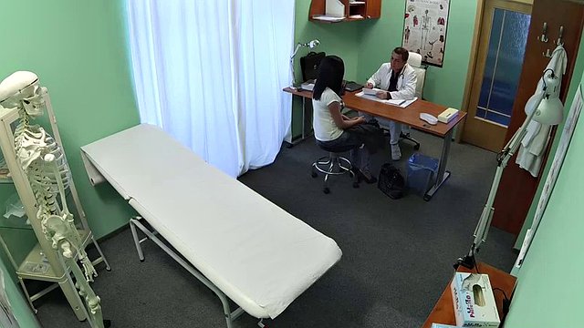 她需要醫療幫助，但這是一個假醫生