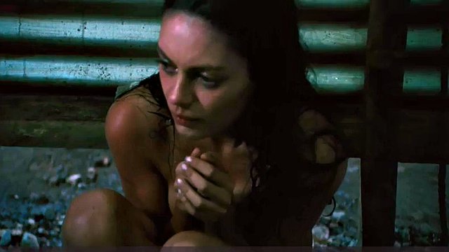 Mila Kunis küsst sich unter der Dusche
