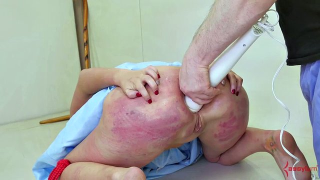 水下 bdsm 子尖叫，因为她被狠狠地操了