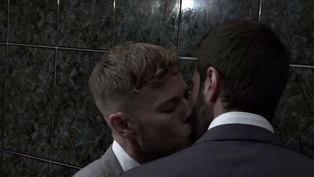 sesso anale gay muscolare con sborrata