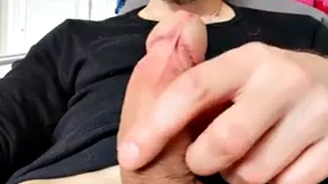 Papa barbu branle la bite de près