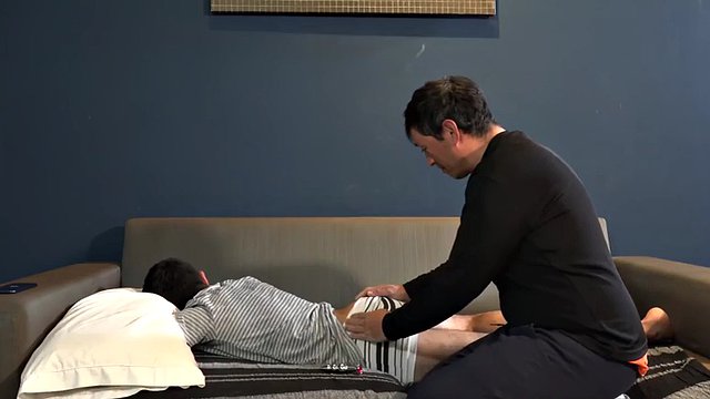 Barebacking gaydaddy fucks twinks asshole at home till cum