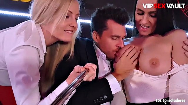 LOS CONSOLADORES - #MEA MELONE - PAREJA SWINGER SEDUCE Y FOLLA A ENTREVISTADOR CHECO