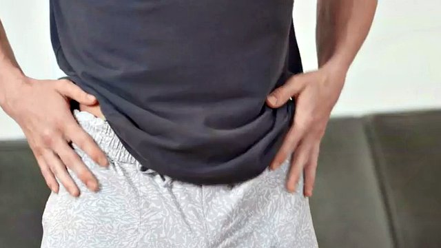 جوك حريصة منفردا wanking صاحب الديك في المنزل حتى كومينغ
