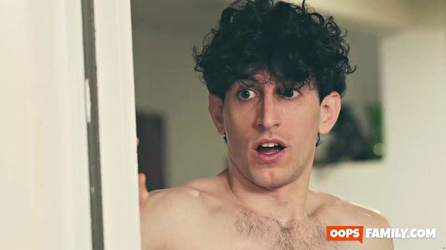 Cory Chase monta un consolador Nick Strokes en una ducha humeante como vaquera