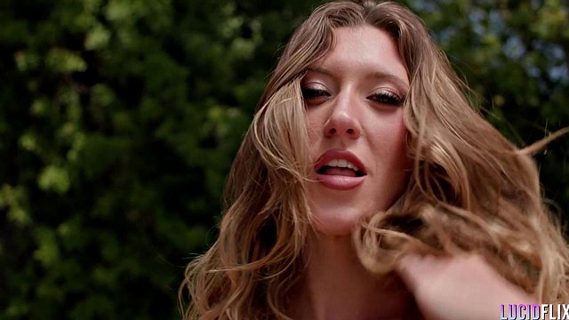 Små pupper Blonde Addison Outdoor Blowjob