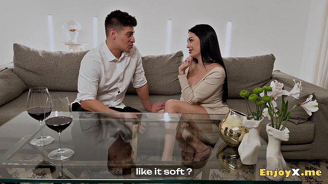 Büyük Memeli Esmer Sapphire Astrea, Jason Carrera'nın Sert Sikiş Anal'daki Sert Şekilli Yarakına Tapıyor