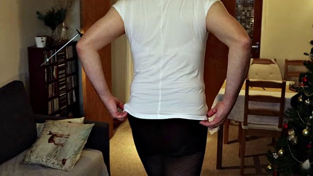 Gambe e piedi sexy di un travestito in collant fantasia neri