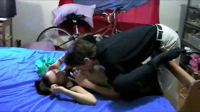 الهواة - امرأة سمراء نحيفة تضاجع شخصًا غريبًا: فاضح جدًا، فاتنة ومؤخرة كبيرة إباحية