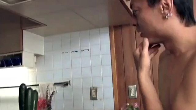 Japonský teenager s okouzlenou zeleninou v kuchyni
