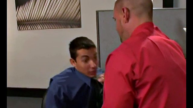 doux gay battant au bureau au travail