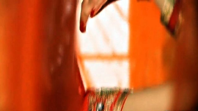 índia morena se despe e seduz nossa paixão