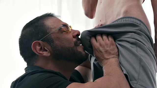 Ragazzo magro scopa il buco anale di gaydaddys nel sospensorio