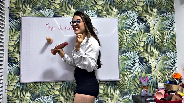 Benimle farklı dildo türlerini inceleyin. Sana bir şeyler öğretmek için biraz heyecanlı ve istekliyim.: Porno