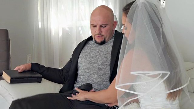 slutty panna młoda kelsi monroe deepthroats masywny pręt