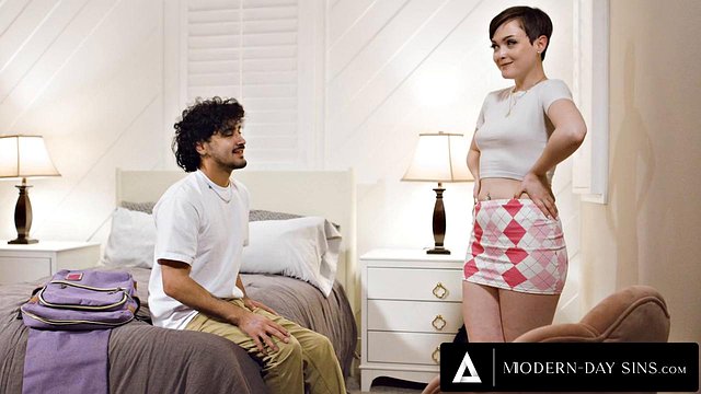 MODERN DAY SINS نوجوان شاخدار می‌خواهد خیانت دوست دختر جید ولنتاین را با معلم خود تماشا کند