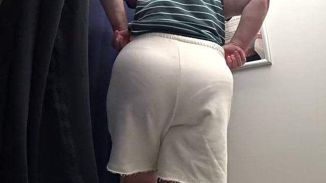 Grosso culo maturo nel camerino sotto la telecamera. MILF in mutandine bianche prova i leggings stretti. PAWG