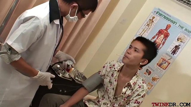 Horny asian doc analfucking jeho pacienta
