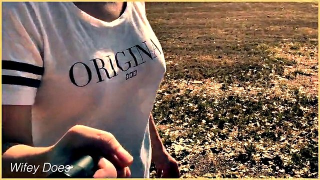 Wifey walks around without a bra on the golf course