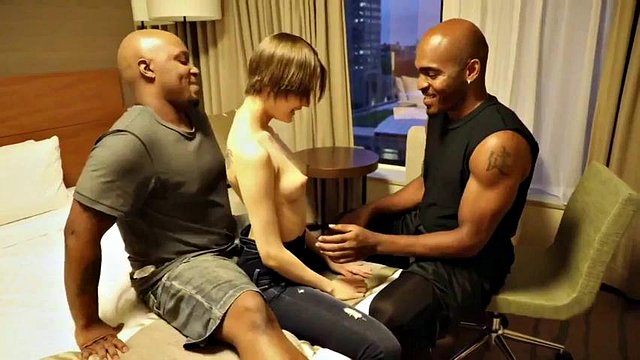 ** NOVITÀ ** Il piccolo angelo asiatico amatoriale riceve un creampie da un BBC: porno con tette grandi, culo grosso e pompini