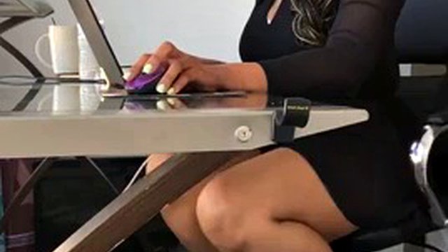کف پای نیکول در ژست سکسی