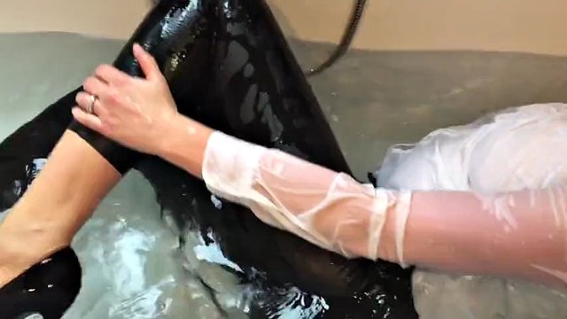Lederleggings werden im Badezimmer sehr nass