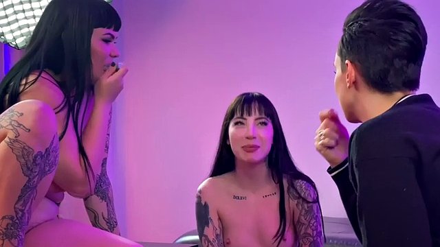 Wytatuowany homoseksualista w bieliźnie z paskiem na ciele rucha się z 21-latkiem w trójkącie z BTS