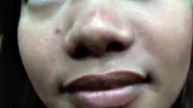 duas vadias filipinas compartilhando o pau de um cara