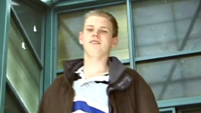 Doháníme Christiana na venkovních schodech. Vezme nás do pánského pokoje s dírami slávy. Na fotce z porno magazínu se Christian trhá.