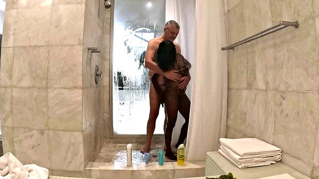 Petite MILF sexy en ébène prenant une douche avec Sugar Daddy dans son penthouse