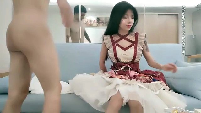 A doce garota com vestido de princesa de Tanhua enjoada pela primeira foto