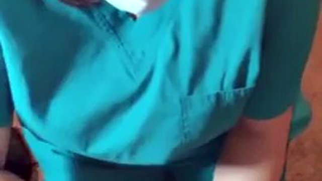 Pielęgniarka z banku nasienia w Nowym Jorku pomaga pobrać moją próbkę