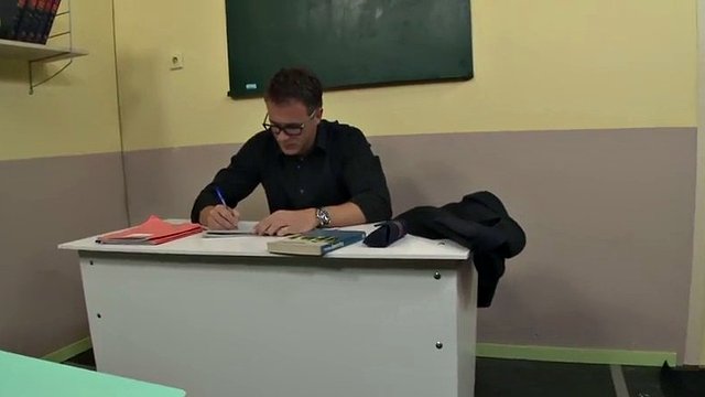 το μπούστο υποκατάστημα με τις κάλτσες γαμιέται αναλόγως